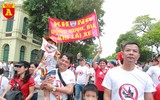 Hàng nghìn người đi bộ kêu gọi 